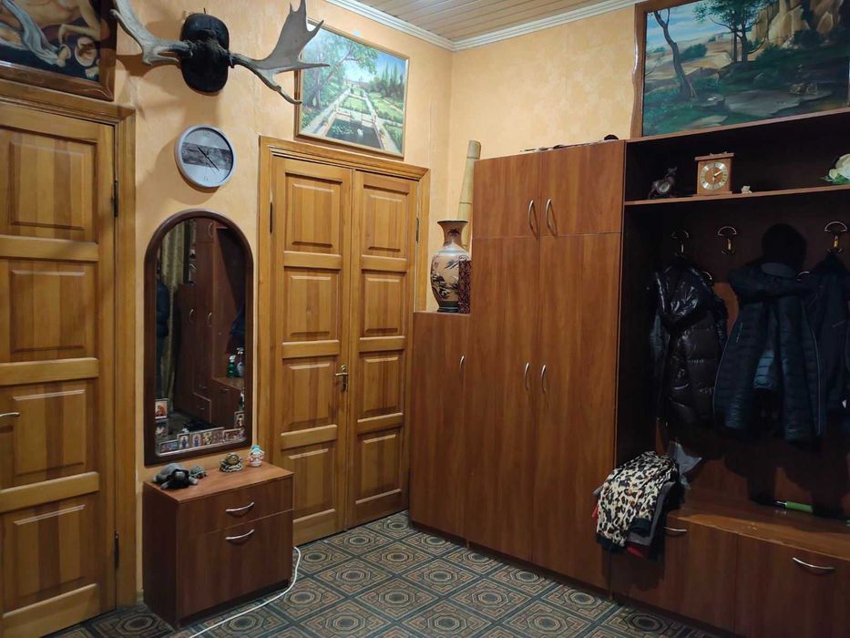 Продам 5-ком квартиру 170 м2, ул. Дмитриевская, 2 этаж, жилое сост, можно под офис)