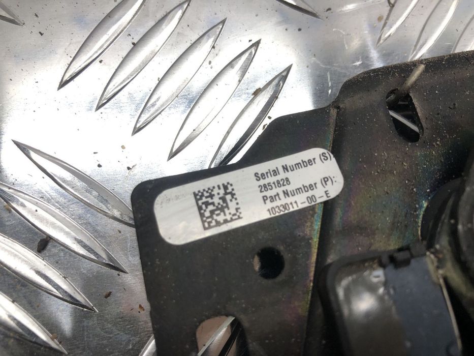 Замок капота 103301100G для Tesla Model 3 2017-2024