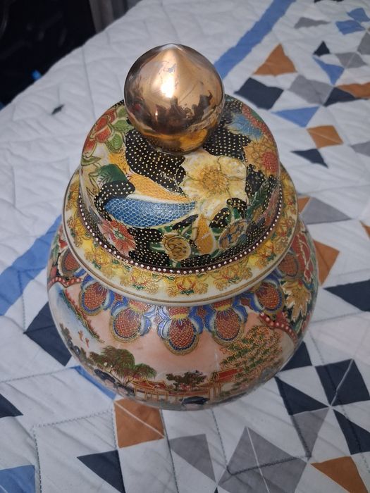 Vendo, trata-se de um pote de gengibre vintage de estilo japonês satsuma ou chinês similar,caracterizado pela cerâmica pintada à mão ..