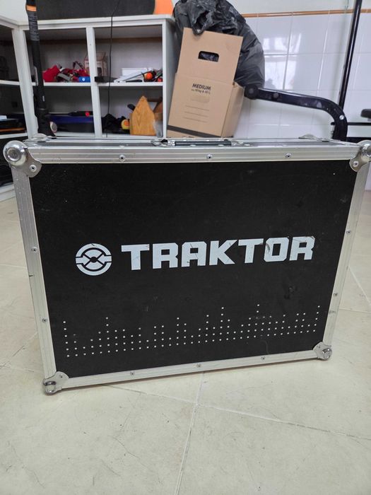 Native Instruments Traktor Kontrol S4 MK2 DJ Controller + Flight Case