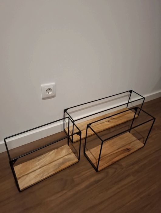 Prateleiras novas em madeira e metal preto