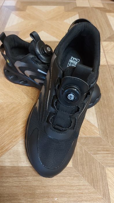 Кросівки з залізним носком