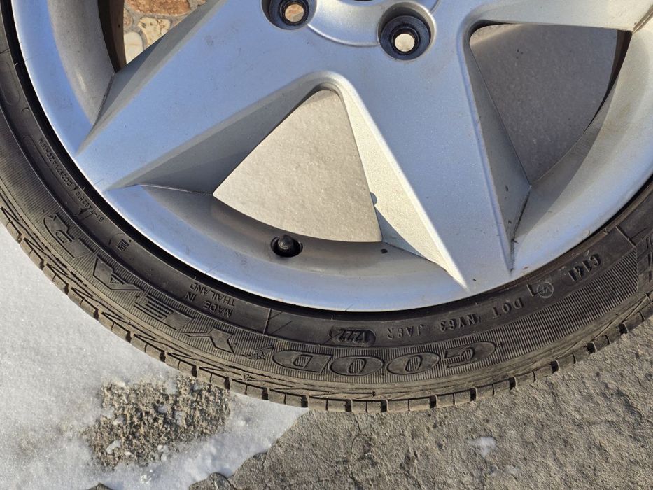 Колеса в зборі R17: диски 7J 4x114.3 ET49 DIA56.6 + Goodyear 215/45R17