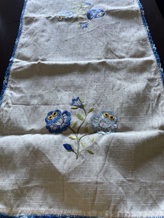 Caminho de mesa com desenhos de flores426076606595092481