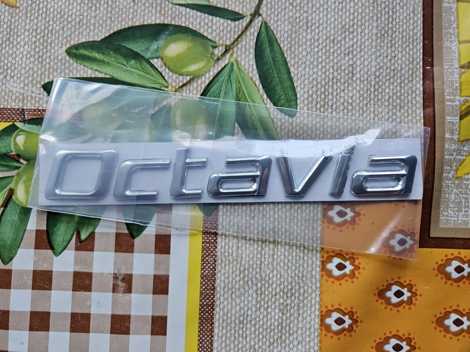 Емблема, шильдик Octavia на кришку багажника.