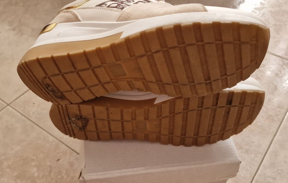 Tenis bege com efeitos e sola alta