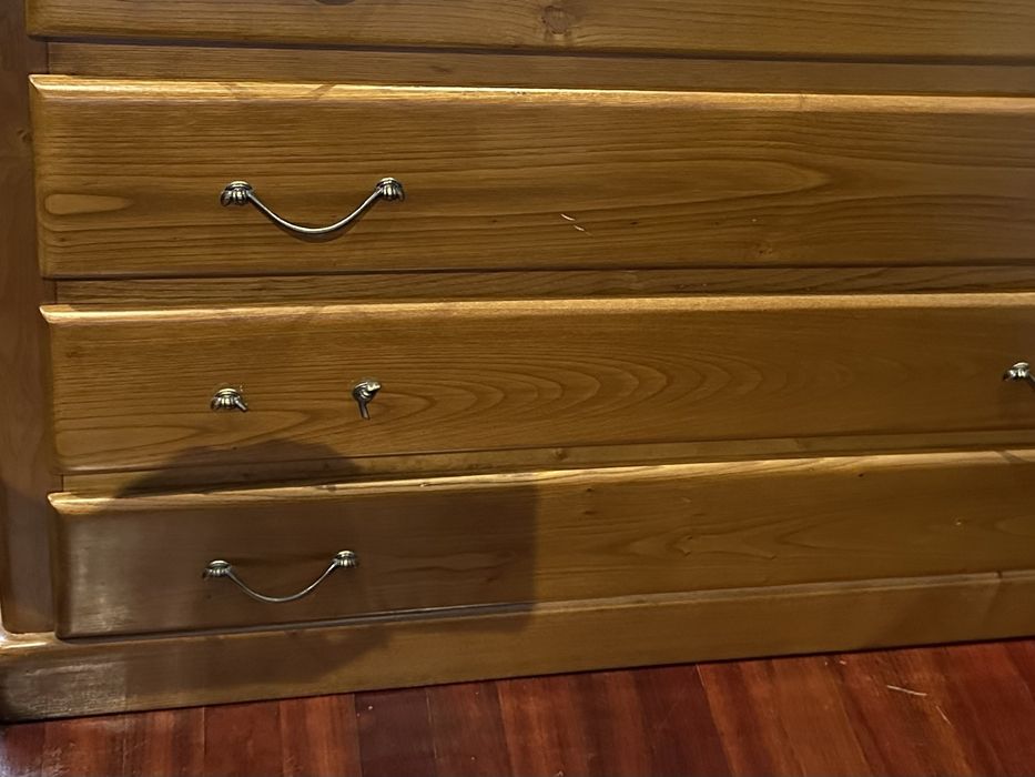 Cama, comoda com espelho, mesas de cabeceira e móvel em madeira maciça