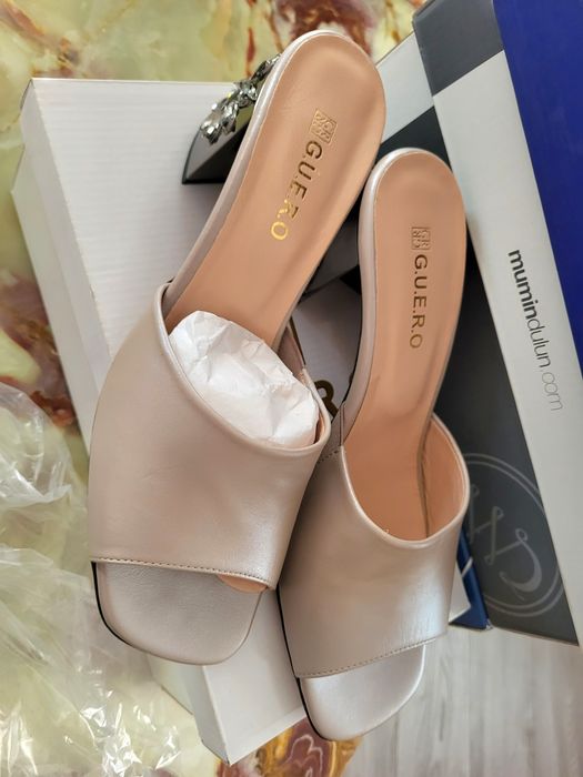 Літні шльопанці з натуральної шкіри з інкрустованим каблучком