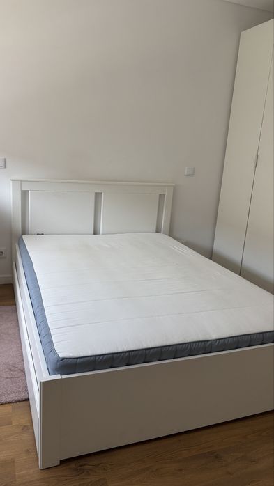 Cama casal espaçosa com colções