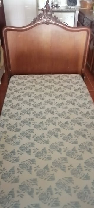 cama de estilo em madeira nobre, com estrado e colchão, não entrego