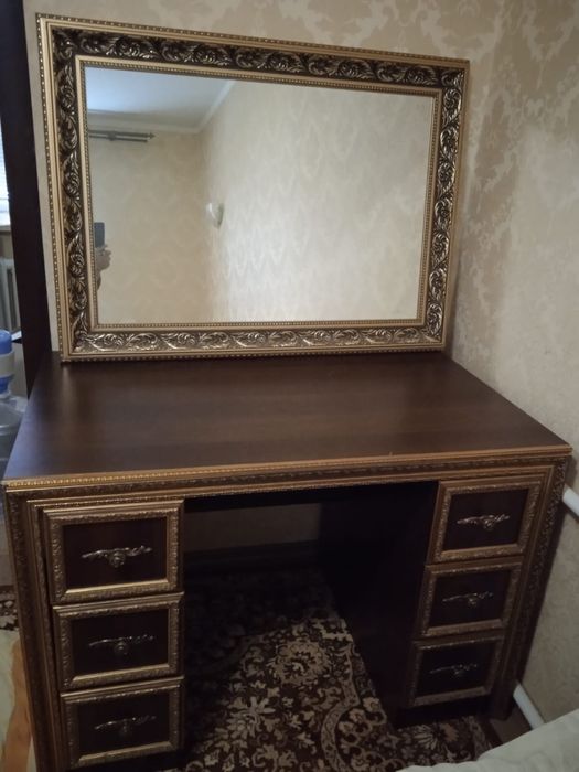 Туалетный стол с зеркалом
