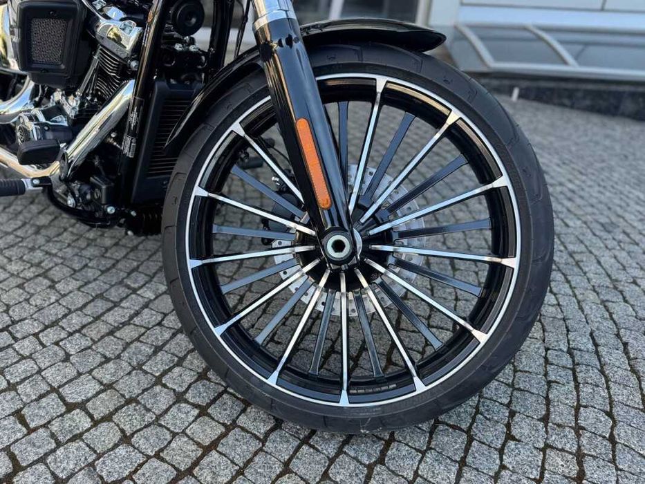 2025 Harley-Davidson® Breakout колір Vivid Black: 31 495