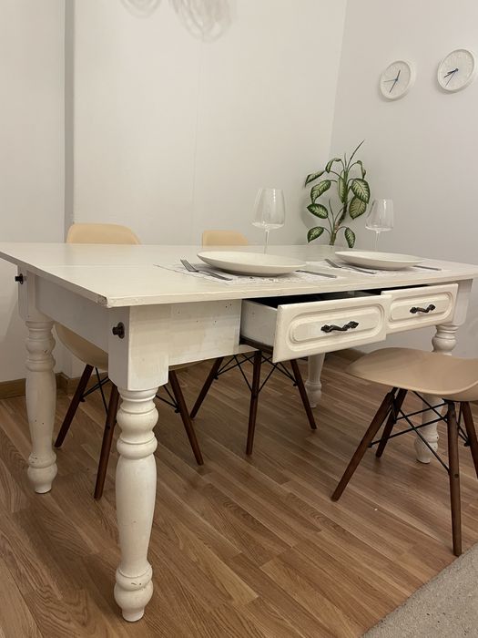 Conjunto de mesa e cadeiras