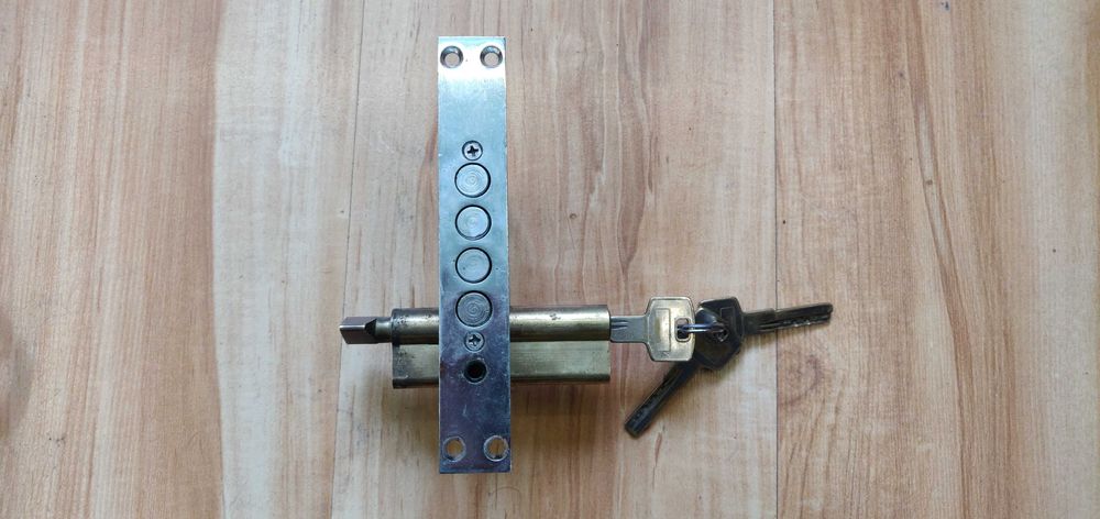 Врезной замок с цилиндром