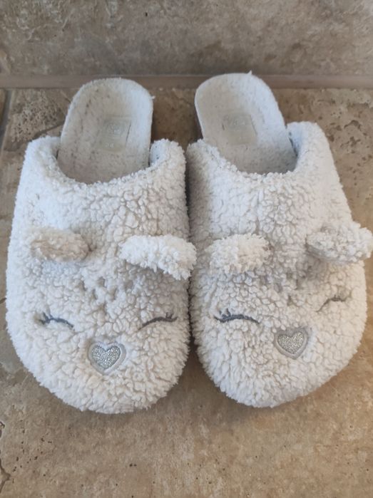 Białe kapcie misie