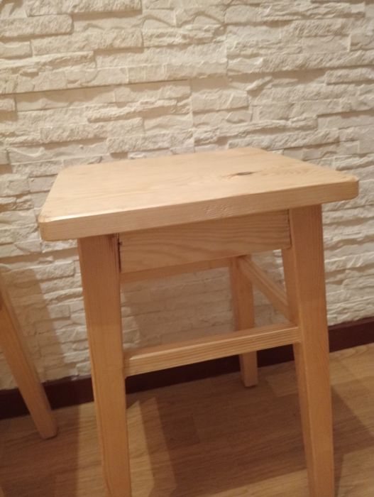 Lakierowany  tabret i taborecik sosna