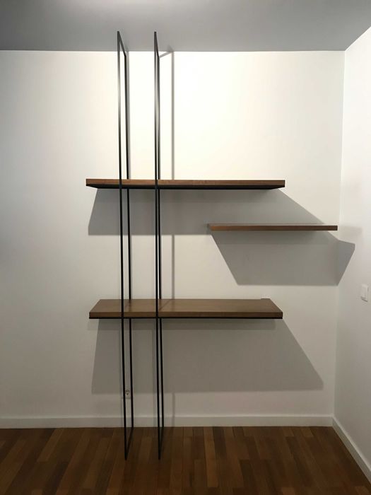 Estante em madeira e metal pintado