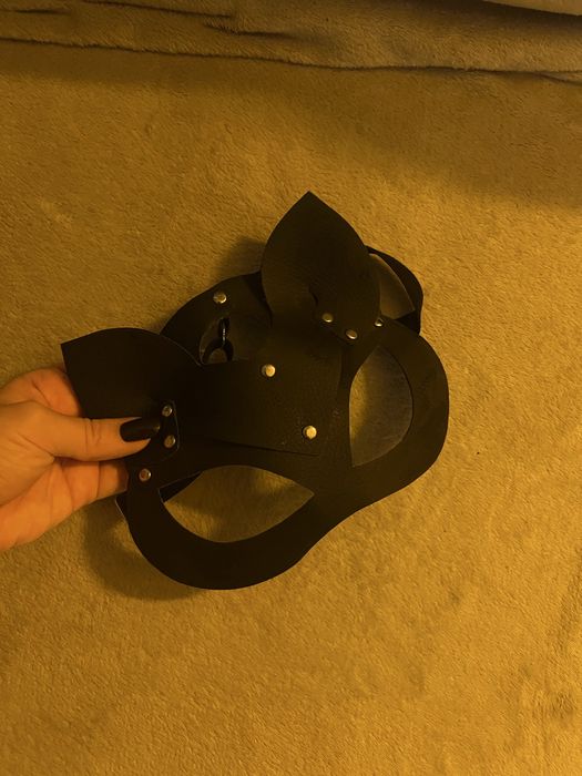 Чорна маска для обличчя