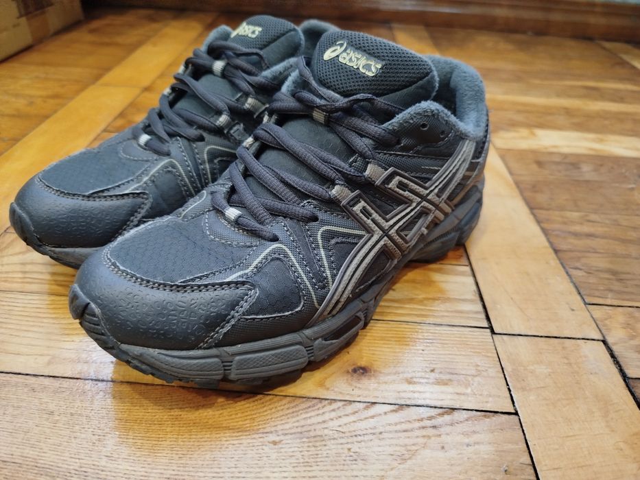 Продаю кросівки asics
