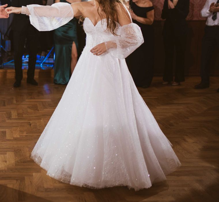 Suknia Ślubna z rękawkami, zdobiona perłami.