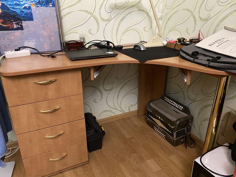 Кутовий письмовий стіл