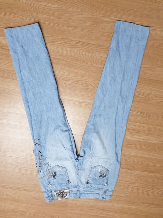 Jeansy damskie z przetarciami