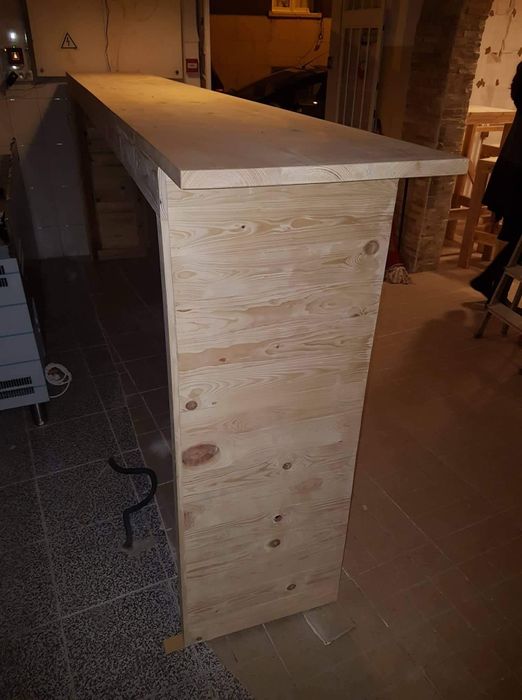 Vários tipos de balcões em madeira rústica e muito robusta.