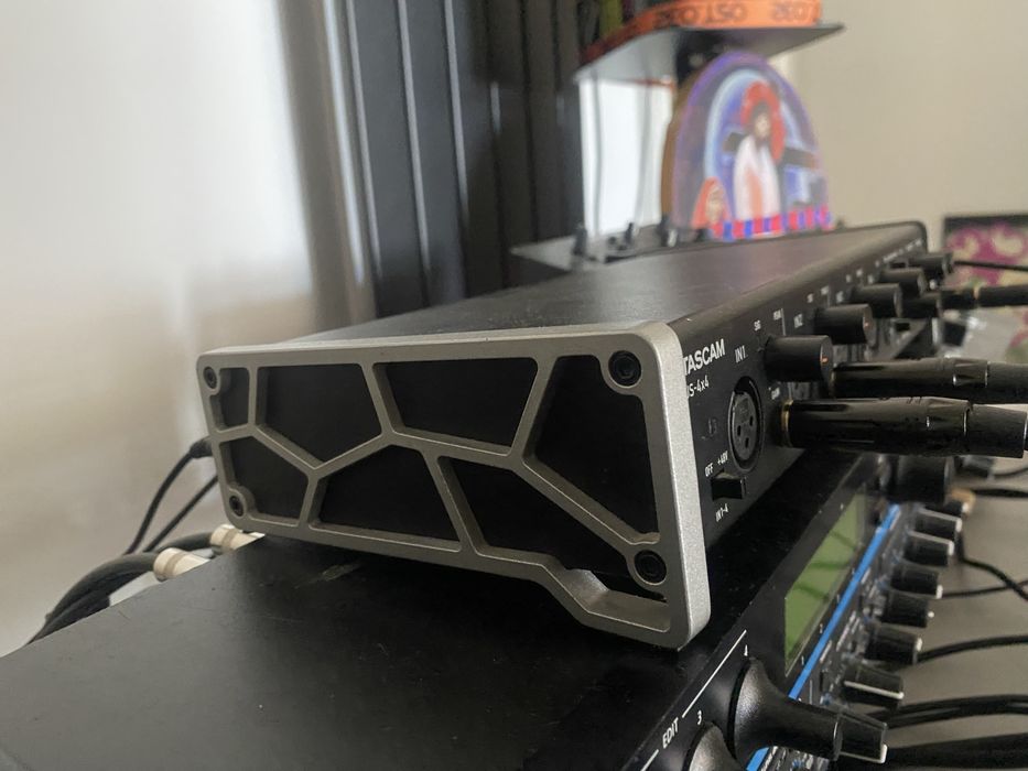 Продам звукову карту tascam 4x4