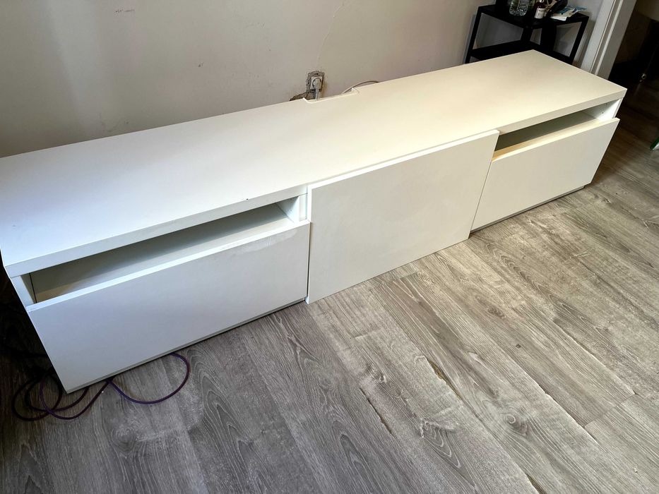 Móvel de TV IKEA branco com arrumação