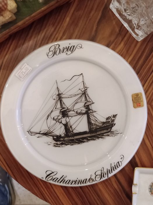 Vintage antique ashtray featuring a caravel figure, Catharina & Sophia
