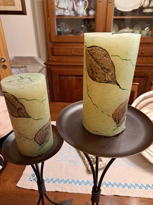 Castiçais em ferro fundido com velas