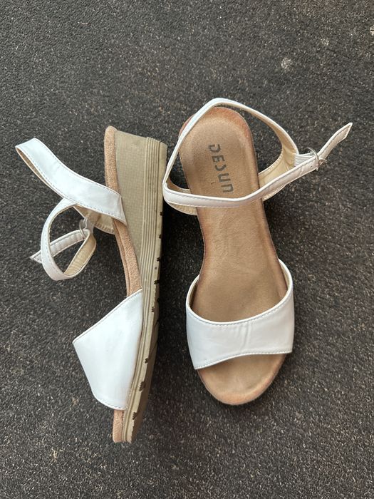 Босоніжки на платформі 38 розмір