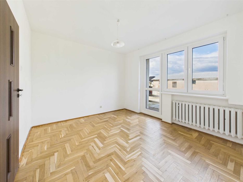 Dom dla firm z ogrodzonym terenem i parkingiem