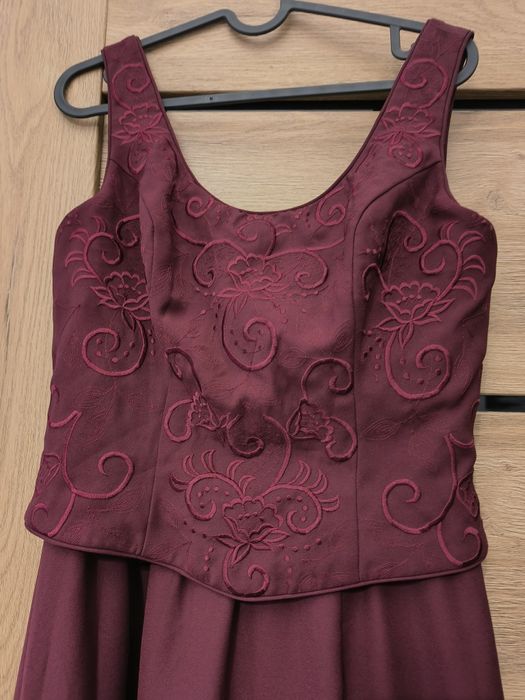 Długa suknia balowa ślubna bordowa na ramiączkach