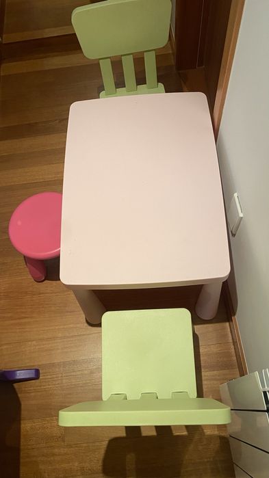 Conjunto de mesa e cadeiras