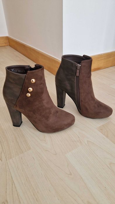 Botas castanhas salto alto, com tachas de lado, tamanho 35