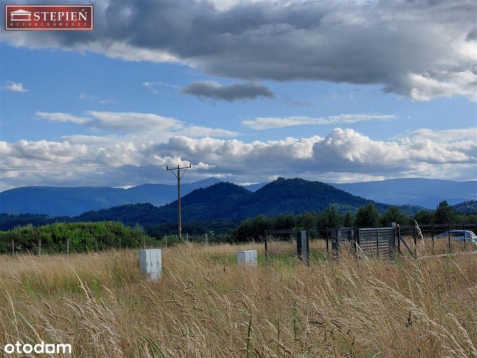 Mały domek z pieknym widokiem na panoramę gór.