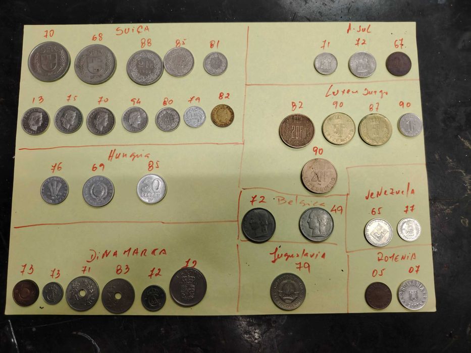 +- 180 Moedas de vários países.
