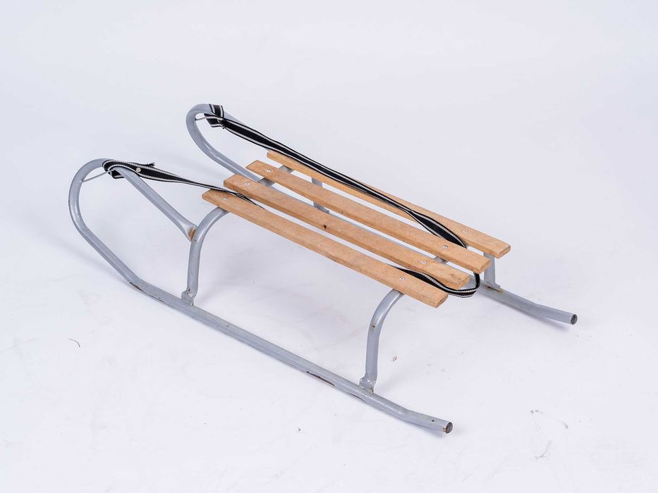 Klasyczne sanki metalowe z drewnianym siedziskiem