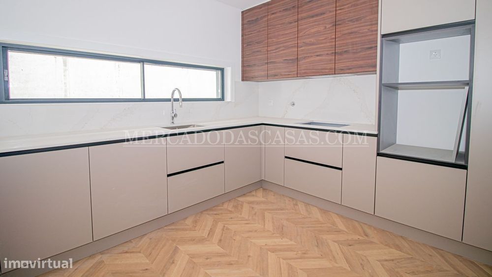 Moradia T3 minimalista e apelativa, acabamentos de excelência