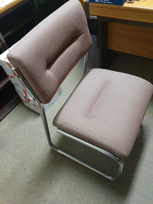 Mobilia de escritorio /Cadeiras, secretária, armários (11 peças)