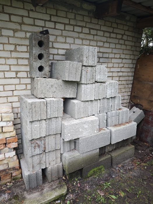 Pustaki wiórowo-betonowe – nowe, pozostałe po budowie garażu