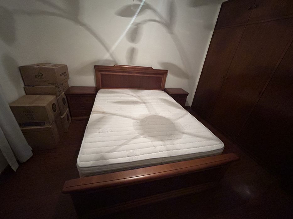 Cama Madeira maciça como nova