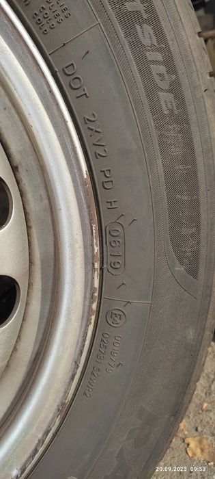 Продам 4 літніх шини с дисками 205/65R16C