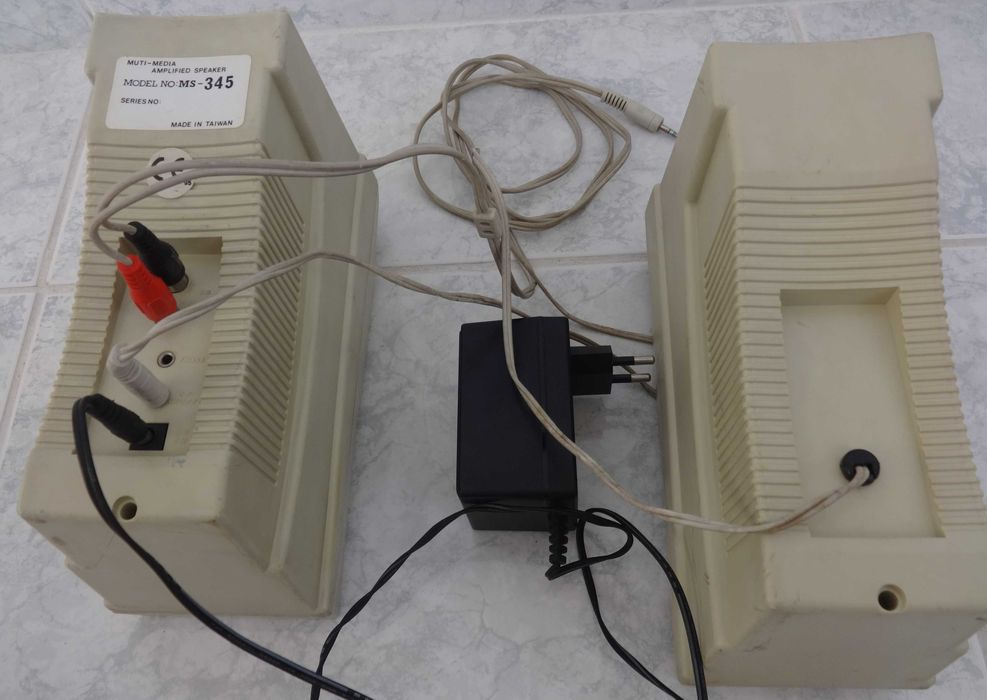 Colunas de som com fio antigas