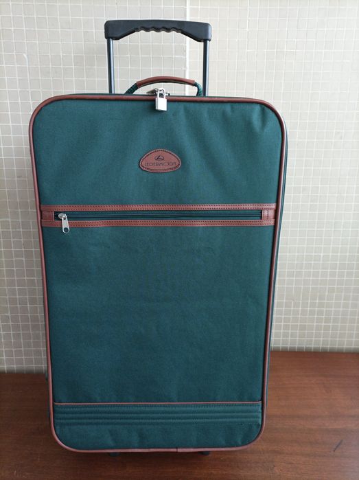 Trolley marca Leadermoda, em tecido, medidas 63/40/22 cm, nova.