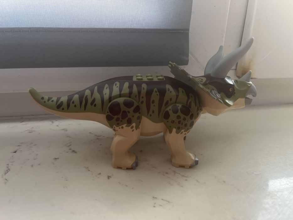 dinozaur Triceratops z serii LEGO Jurassic World