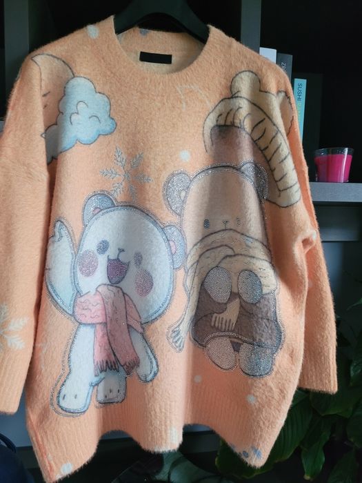 Sweter w misie zdobiony cyrkoniami