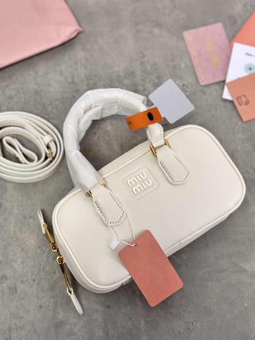 Шкіряна сумка у стилі miu miu