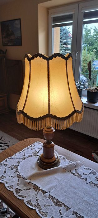 Lampa ze skórzanym abażurem